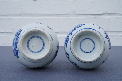 Une paire de vases en porcelaine de Chine bleu et blanc, Kangxi