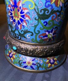 Une grande verseuse 'Duomuhu' en &eacute;maux cloisonn&eacute;s et bronze dor&eacute; incrust&eacute;, R&eacute;publique, 20&egrave;me
