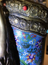 Une grande verseuse 'Duomuhu' en &eacute;maux cloisonn&eacute;s et bronze dor&eacute; incrust&eacute;, R&eacute;publique, 20&egrave;me