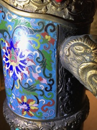 Une grande verseuse 'Duomuhu' en &eacute;maux cloisonn&eacute;s et bronze dor&eacute; incrust&eacute;, R&eacute;publique, 20&egrave;me