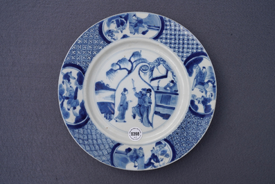 Deux assiettes en porcelaine de Chine bleu et blanc &agrave; d&eacute;cor de 'La Romance de la chambre de l'ouest', marque et &eacute;poque de Kangxi