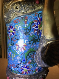 Une grande verseuse 'Duomuhu' en &eacute;maux cloisonn&eacute;s et bronze dor&eacute; incrust&eacute;, R&eacute;publique, 20&egrave;me