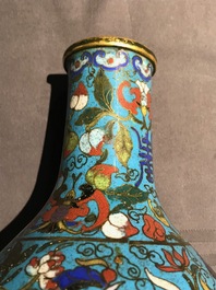 Een Chinese cloisonn&eacute; vaas en een verguld bronzen groep, 18/19e eeuw