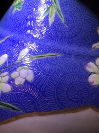 Une paire de grands vases en porcelaine de Chine famille rose &agrave; fond bleu, marque de Qianlong, 19&egrave;me