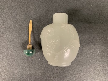 Drie Chinese gestoken witte jade snuifflessen met reli&euml;fdecor, 19/20e eeuw