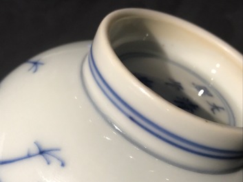 Een Chinese doucai kom met figuren in een landschap, Kangxi merk, 19/20e eeuw