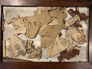 Een fijne Chinese grisaille 'winterlandschap' plaquette in houten tafelscherm, Republiek, 20e eeuw