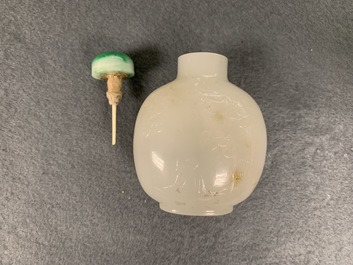 Drie Chinese gestoken witte jade snuifflessen met reli&euml;fdecor, 19/20e eeuw
