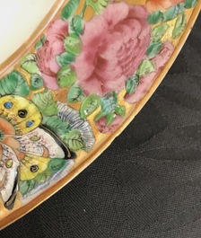 Een 16-delig Chinees Canton famille rose servies, 19e eeuw