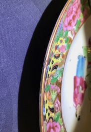 Een 16-delig Chinees Canton famille rose servies, 19e eeuw