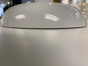 Een keizerlijke Chinese monochroom witte stem cup, Qianlong merk en periode