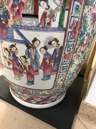 Een grote Chinese famille rose vaas met hofsc&egrave;nes, 19e eeuw