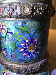 Une grande verseuse 'Duomuhu' en &eacute;maux cloisonn&eacute;s et bronze dor&eacute; incrust&eacute;, R&eacute;publique, 20&egrave;me