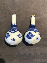Zes paar Chinese blauw-witte miniatuur vaasjes, Kangxi