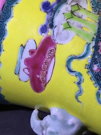 Een Chinese famille rose vaas met kostbaarheden op gele fondkleur, Yongzheng