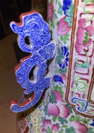 Een grote Chinese famille rose vaas met hofsc&egrave;nes, 19e eeuw