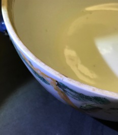Vier stukken Chinees famille rose en grisaille porselein, 19/20e eeuw