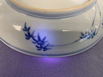 Een paar Chinese blauw-witte borden met de Cao zussen, Chenghua merk, Yongzheng