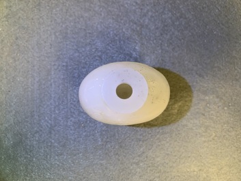 Drie Chinese gestoken witte jade snuifflessen met reli&euml;fdecor, 19/20e eeuw