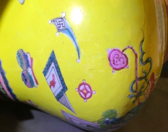 Een Chinese famille rose vaas met kostbaarheden op gele fondkleur, Yongzheng