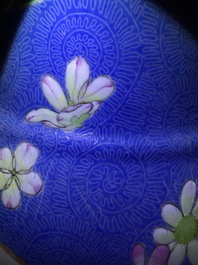 Une paire de grands vases en porcelaine de Chine famille rose &agrave; fond bleu, marque de Qianlong, 19&egrave;me