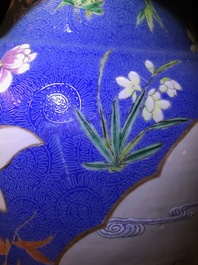 Une paire de grands vases en porcelaine de Chine famille rose &agrave; fond bleu, marque de Qianlong, 19&egrave;me
