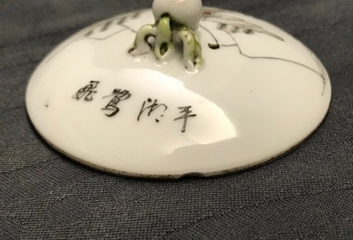 Vier stukken Chinees famille rose en grisaille porselein, 19/20e eeuw