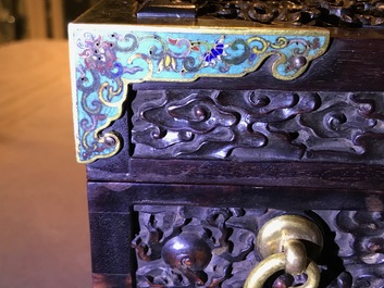 Une bo&icirc;te en bois de zitan aux montures en &eacute;maux cloisonn&eacute;s et anses en bronze dor&eacute;, Qing