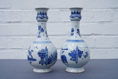 Une paire de vases en porcelaine de Chine bleu et blanc, Kangxi