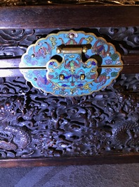 Une bo&icirc;te en bois de zitan aux montures en &eacute;maux cloisonn&eacute;s et anses en bronze dor&eacute;, Qing
