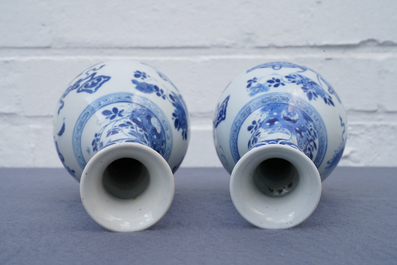 Une paire de vases en porcelaine de Chine bleu et blanc, Kangxi