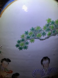 Une paire de grands vases en porcelaine de Chine famille rose &agrave; fond bleu, marque de Qianlong, 19&egrave;me