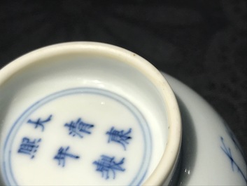 Een Chinese doucai kom met figuren in een landschap, Kangxi merk, 19/20e eeuw
