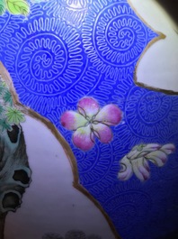 Une paire de grands vases en porcelaine de Chine famille rose &agrave; fond bleu, marque de Qianlong, 19&egrave;me