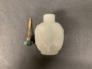Drie Chinese gestoken witte jade snuifflessen met reli&euml;fdecor, 19/20e eeuw