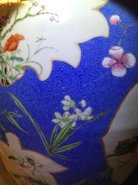 Une paire de grands vases en porcelaine de Chine famille rose &agrave; fond bleu, marque de Qianlong, 19&egrave;me