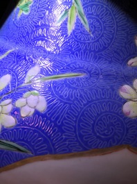 Une paire de grands vases en porcelaine de Chine famille rose &agrave; fond bleu, marque de Qianlong, 19&egrave;me