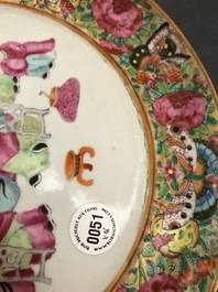 Een 16-delig Chinees Canton famille rose servies, 19e eeuw
