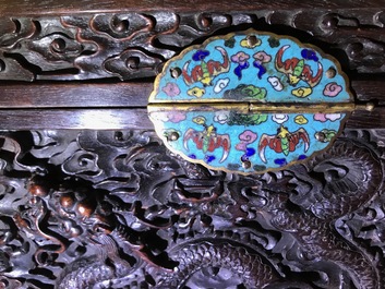 Une bo&icirc;te en bois de zitan aux montures en &eacute;maux cloisonn&eacute;s et anses en bronze dor&eacute;, Qing