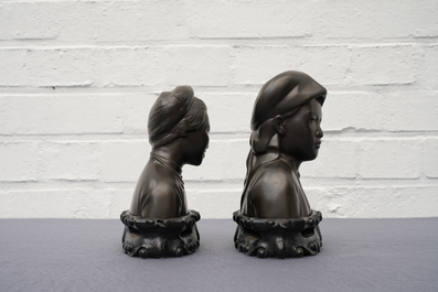 Een paar Chinese bronzen 'Culturele Revolutie' bustes, 3e kwart 20e eeuw
