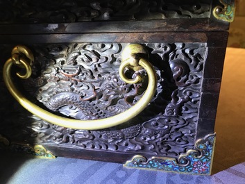 Une bo&icirc;te en bois de zitan aux montures en &eacute;maux cloisonn&eacute;s et anses en bronze dor&eacute;, Qing