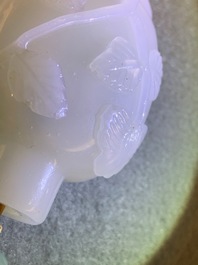 Drie Chinese gestoken witte jade snuifflessen met reli&euml;fdecor, 19/20e eeuw