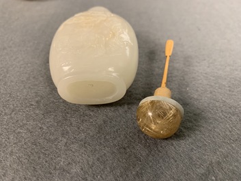 Drie Chinese gestoken witte jade snuifflessen met reli&euml;fdecor, 19/20e eeuw