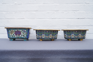A Chinese cloisonn&eacute; rouleau vase and four jardini&egrave;res, 19/20th C.