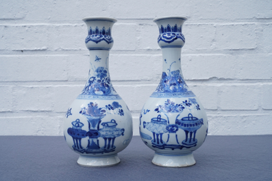 Une paire de vases en porcelaine de Chine bleu et blanc, Kangxi