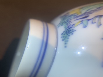Een Chinese doucai kom met figuren in een landschap, Kangxi merk, 19/20e eeuw