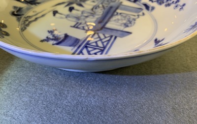 Een paar Chinese blauw-witte borden met de Cao zussen, Chenghua merk, Yongzheng