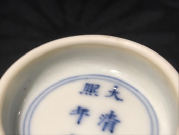 Een Chinese doucai kom met figuren in een landschap, Kangxi merk, 19/20e eeuw