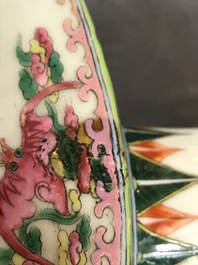 Een paar vierkante Chinese famille rose vazen met mythische dieren, 19/20e eeuw