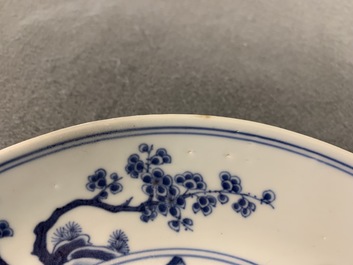 Een paar Chinese blauw-witte borden met de Cao zussen, Chenghua merk, Yongzheng